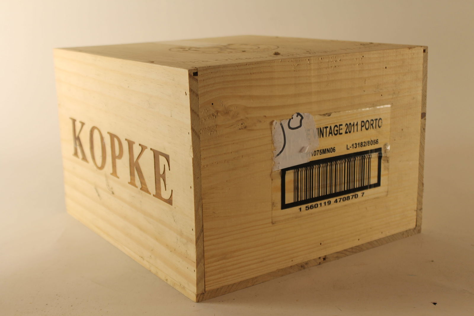 Kopke Vintage Port 2011: Kopke Vintage Port 2011 Bottled in 2013 U. 3.5cm BC, excellent appearance F 6 bottles Per lot €220 - 320SizebottlesConditionU. 3.5cm BC, excellent appearanceExhibited(OWC)