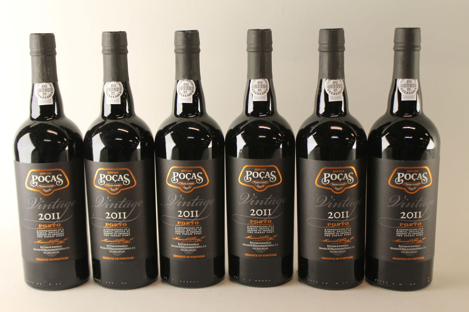 Mixed Lot Poças Junior Port 2011/2017: Poças Junior Vintage Port 2011 Bottled in 2013 U. 3.5cm BC, excellent appearance F 6 bottles Poças Junior Porto Seguro Late Bottled Vintage Port 2017 0 U. 3.5cm BC, excellent appearanc