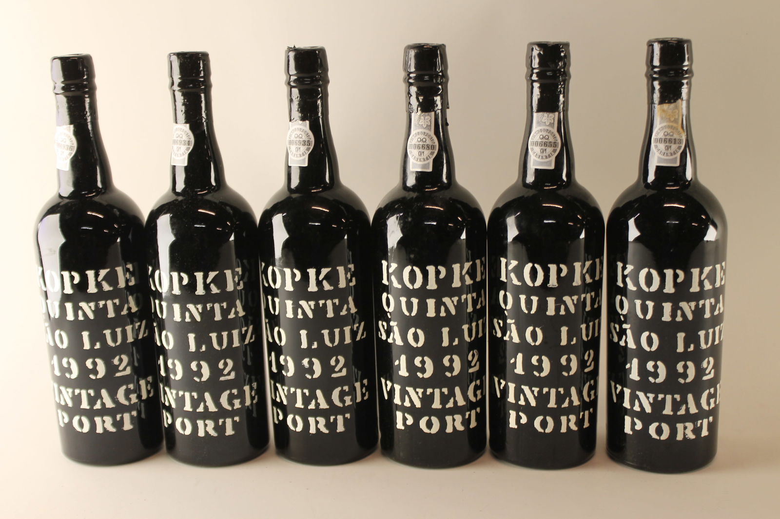 Kopke Quinta Sao Luiz Vintage Port 1992: Kopke Quinta Sao Luiz Vintage Port 1992 Bottled in 1994 U. 3.5cm BC, excellent appearance F 12 bottles Per lot €420 - 550SizebottlesConditionU. 3.5cm BC, excellent appearanceExhibited(OWC)