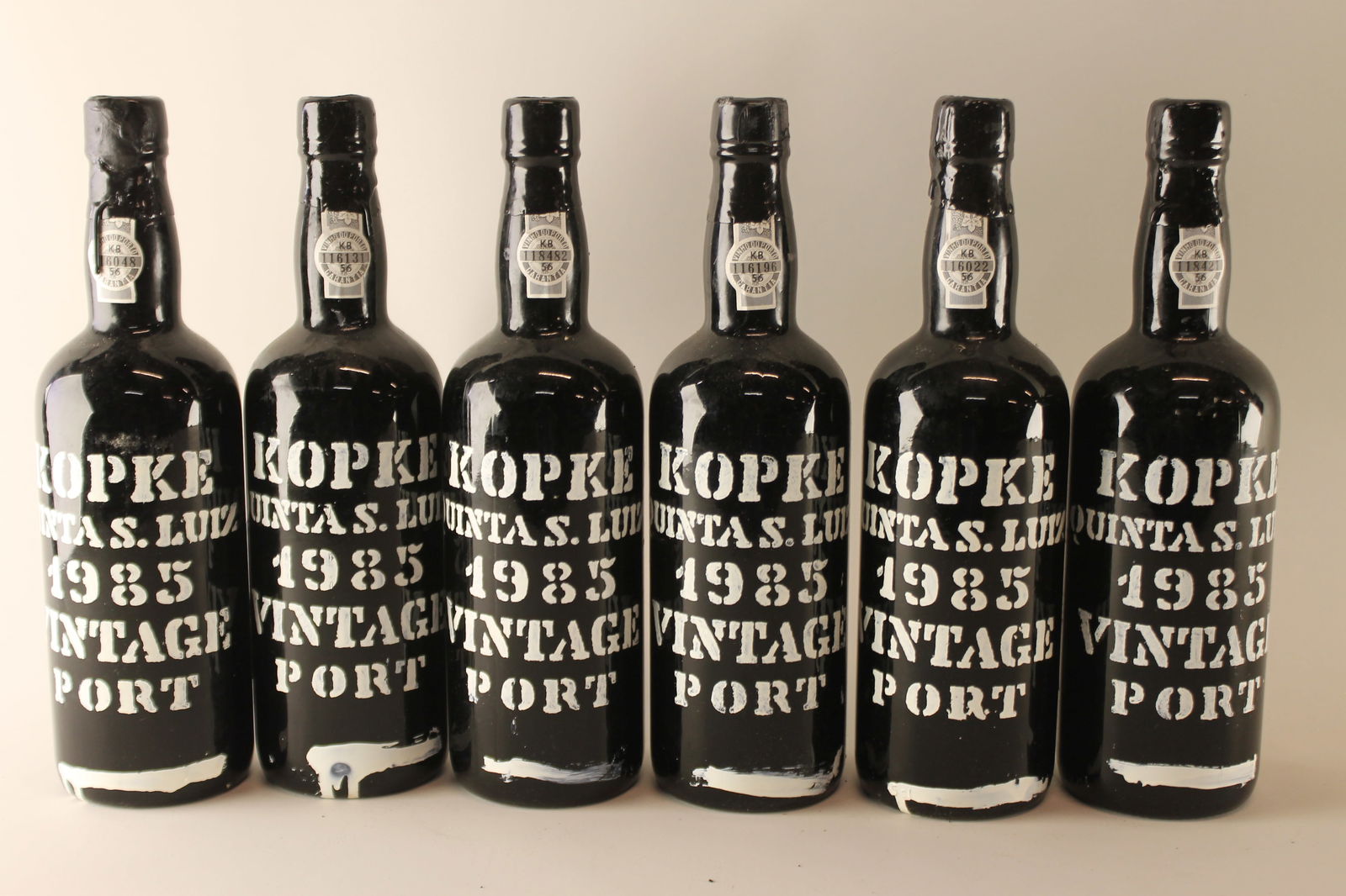 Kopke Quinta Sao Luiz Vintage Port 1985: Kopke Quinta Sao Luiz Vintage Port 1985 Bottled in 1987 U. 3.5cm BC, excellent appearance F 6 bottles Per lot €220 - 320 Size bottles Condition U. 3.5cm BC, excellent