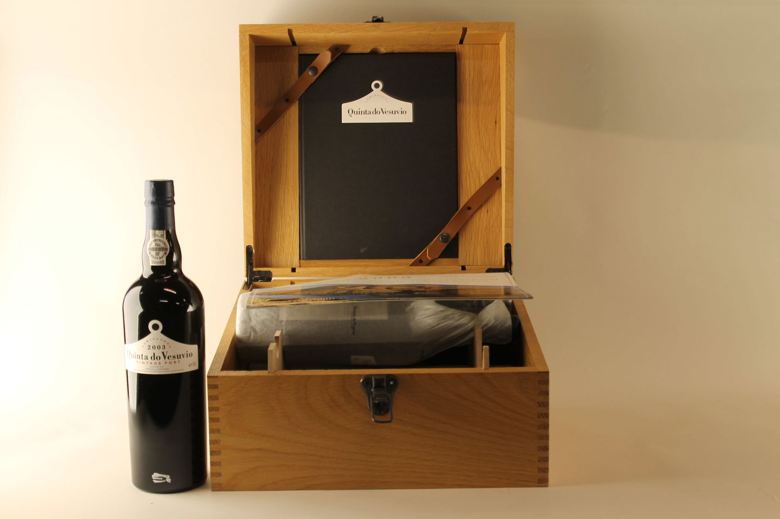 Quinta do Vesuvio Vintage Port 2003: Quinta do Vesuvio Vintage Port 2003 Bottled in 2005 U. 3.5cm BC, excellent appearance F 6 bottles Per lot €200 - 300 Size bottles Condition U. 3.5cm BC, excellent appe