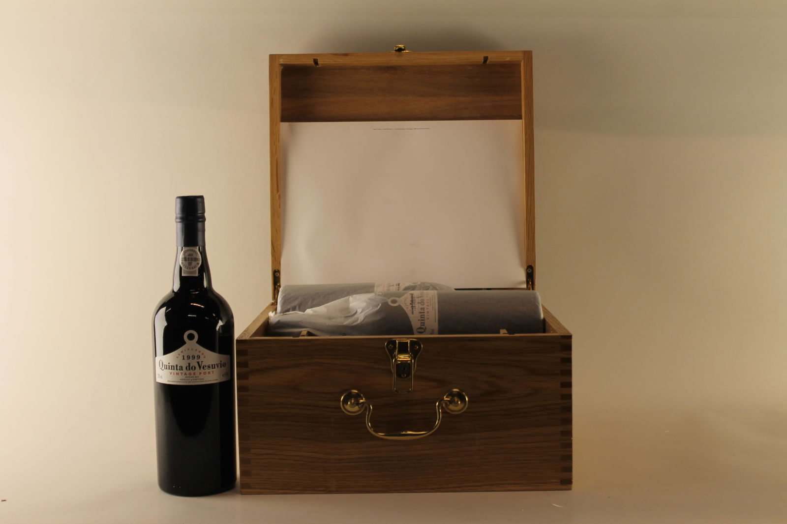 Quinta do Vesuvio Vintage Port 1999: Quinta do Vesuvio Vintage Port 1999 Bottled in 2001 U. 3.5cm BC, excellent appearance F 6 bottles Per lot €200 - 300SizebottlesConditionU. 3.5cm BC, excellent appearanceExhibited(OWC)