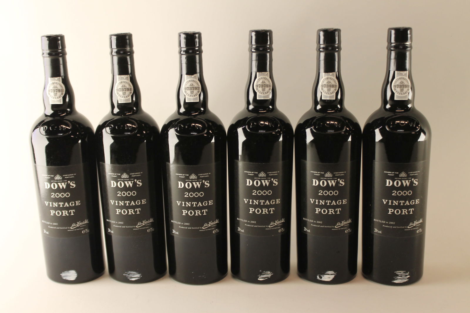 Dow's Vintage Port 2000: Dow's Vintage Port 2000 Bottled in 2002 U. 3.5cm BC, excellent appearance F 6 bottles Per lot €200 - 300 Size bottles Condition U. 3.5cm BC, excellent appearance
