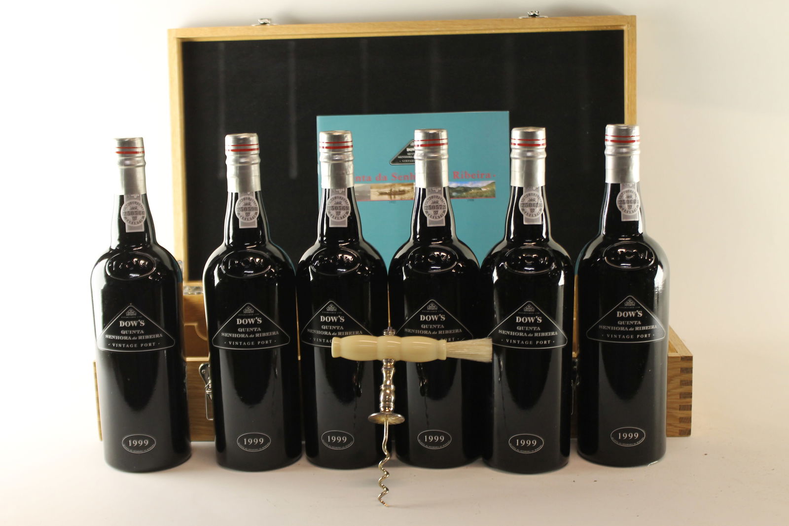 Dow's Quinta da Senhora da Ribeira Single Quinta Vintage Port 1999: Dow's Quinta da Senhora da Ribeira Single Quinta Vintage Port 1999 Bottled in 2001 U. 3.5cm BC, excellent appearance F 6 bottles Per lot €220 - 320 Size bottles Condition<