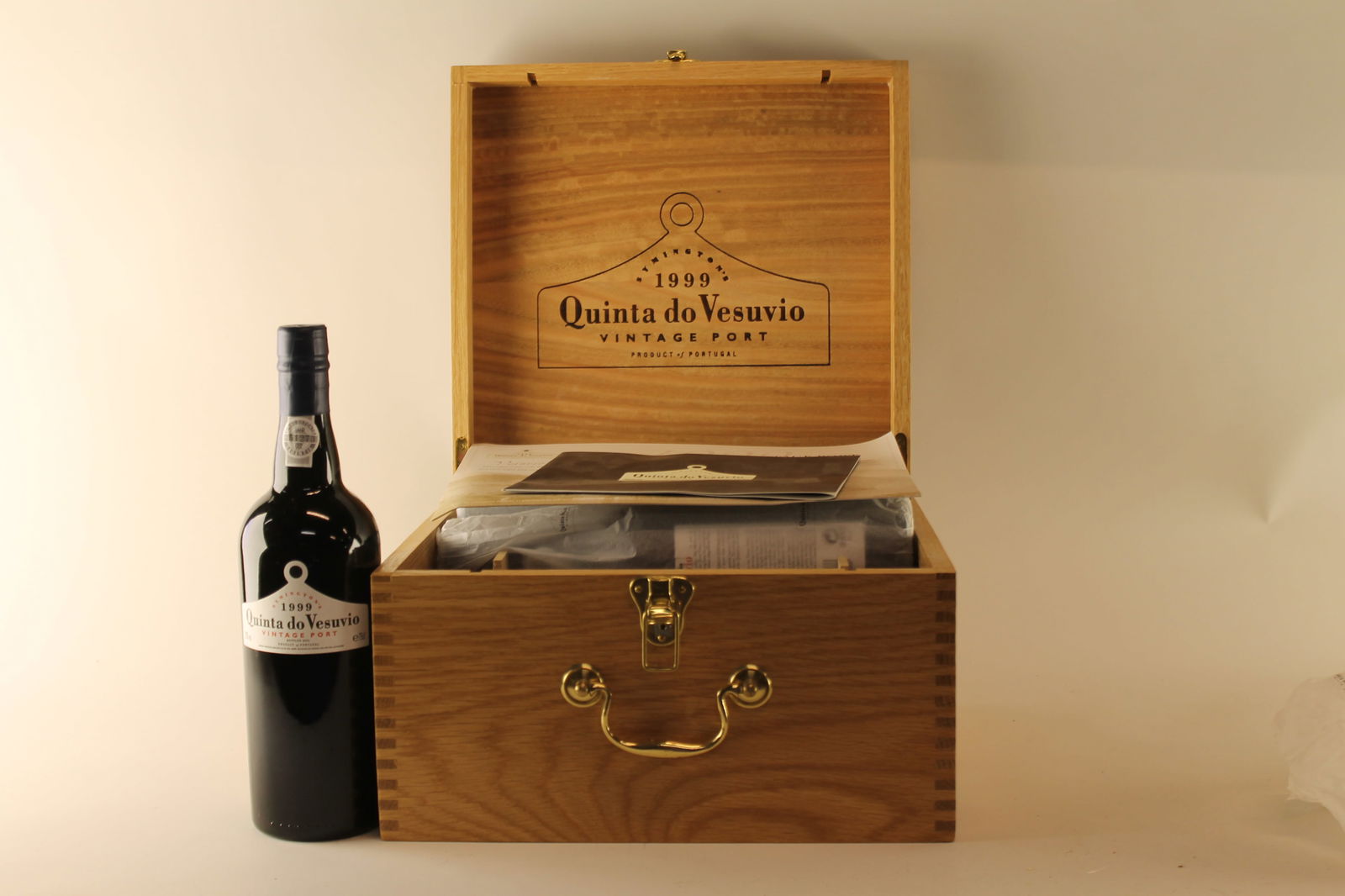 Quinta do Vesuvio Vintage Port 1999: Quinta do Vesuvio Vintage Port 1999 Bottled in 2001 U. 3.5cm BC, excellent appearance F 6 bottles Per lot €200 - 300SizebottlesConditionU. 3.5cm BC, excellent appearanceExhibited(OWC)