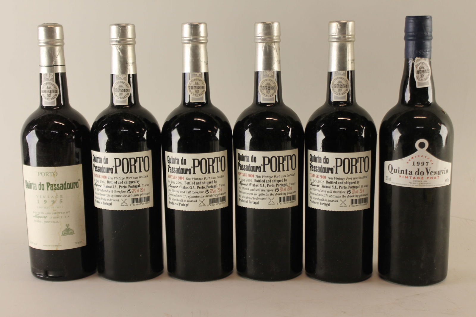Mixed lot Vintage Port 1995-2000: Quinta do Passadouro Vintage Port 1995 Bottled in 1997 U. 3.5cm BC, WASL F 1 bottle Quinta do Passadouro Vintage Port 2000 Bottled in 2002 U. 3.5cm BC, excellent appearance F 4 bottles
