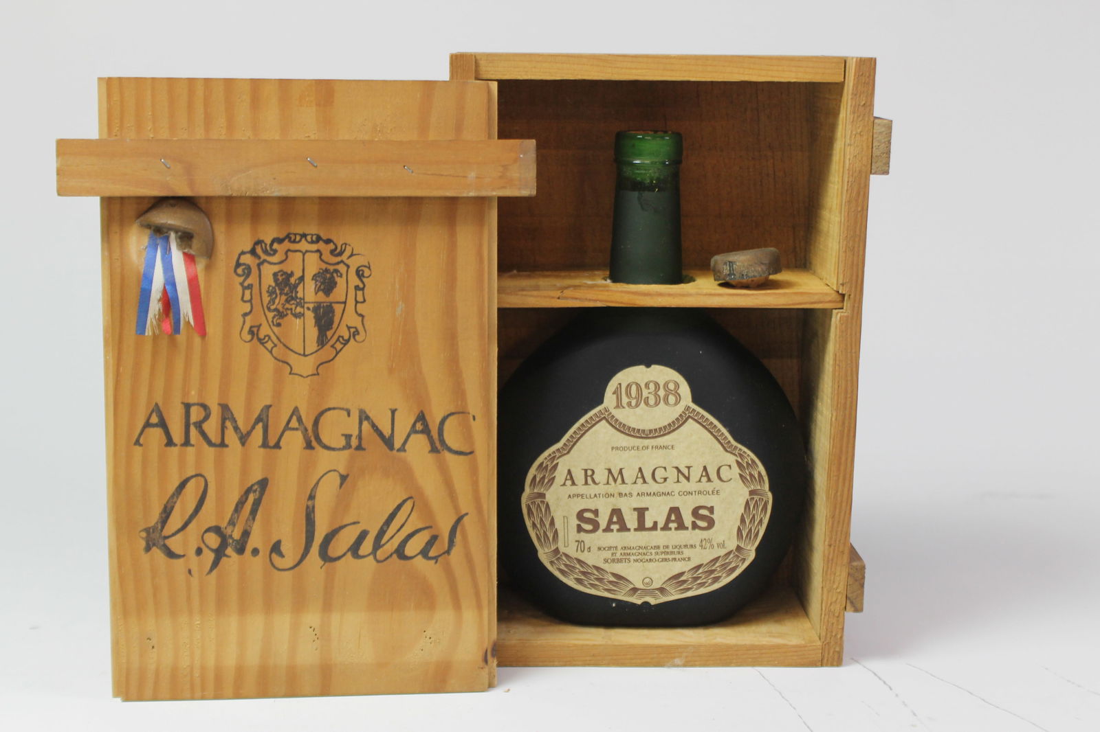 Salas Vintage Bas Armagnac 1938: Salas Vintage Bas Armagnac 1938 0 U. 5cm BC, cork broken but still intact L 1 bottle Per lot €380 - 480SizebottleConditionU. 5cm BC, cork broken but still intactExhibited(OWC)