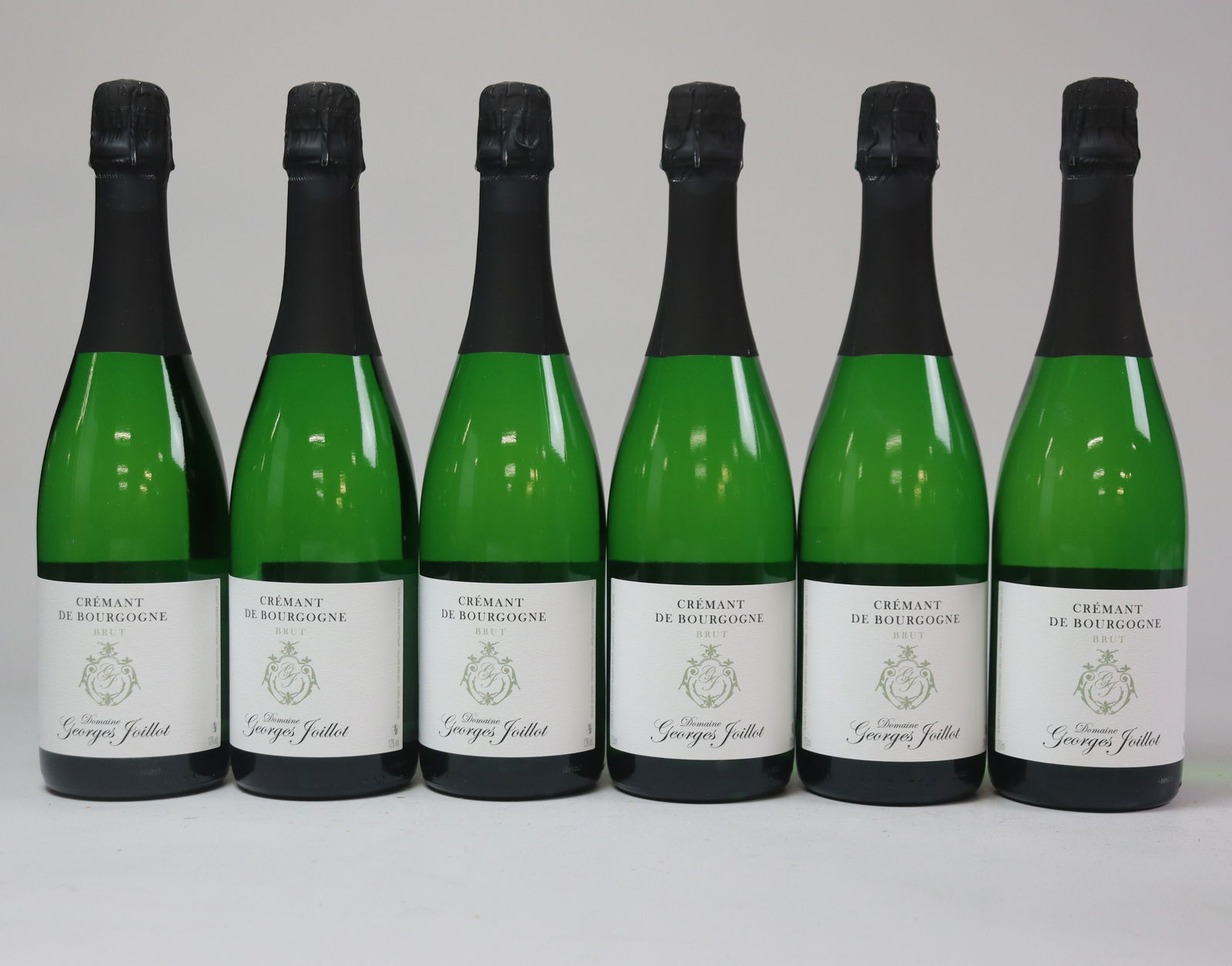 † Crémant de Bourgogne Brut NV: Crémant de Bourgogne Brut NV Georges Joillot, Pommard Excellent level and appearance S 12 bottles Per lot €130 - 180SizebottlesConditionExcellent level and appearanceProvenance† -