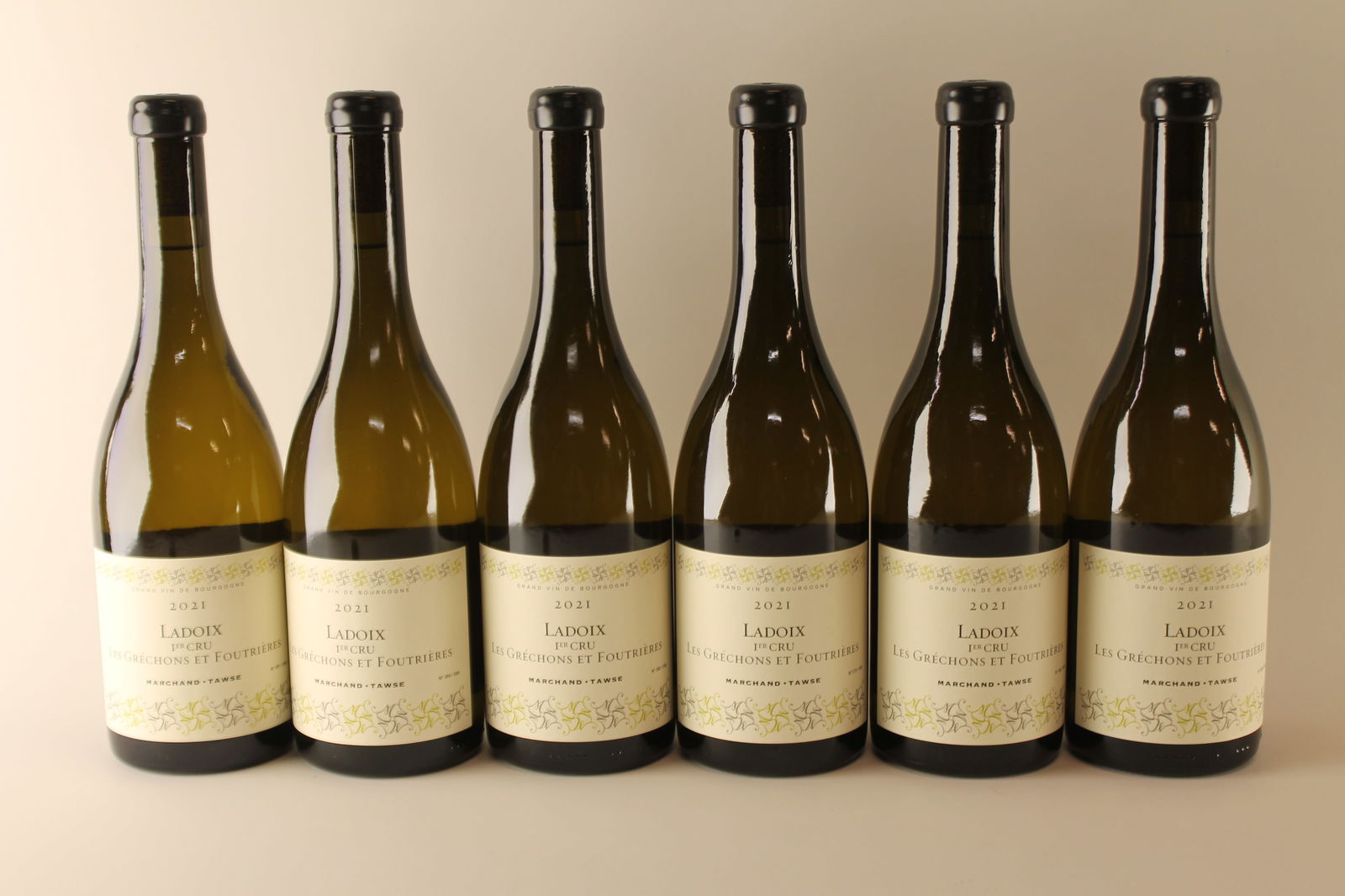 † Ladoix 'Les Gréchons et Foutrières' 1er Cru 2021: Ladoix 'Les Gréchons et Foutrières' 1er Cru 2021 Marchand Tawse, Nuits-Saint-Georges Excellent level and appearance W 6 bottles Per lot €240 - 360SizebottlesConditionExcellent level