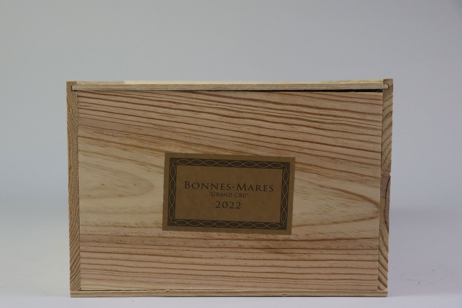 † Bonnes-Mares Grand Cru 2022: Bonnes-Mares Grand Cru 2022 Domaine Philippe Charlopin, Gevrey-Chambertin Excellent level and appearance R 6 bottles Per lot €800 - 1100SizebottlesConditionExcellent level and