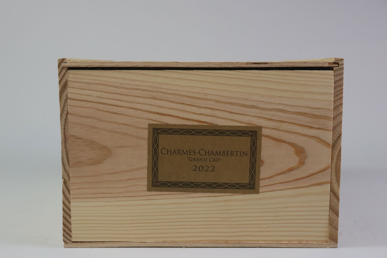 † Charmes-Chambertin Grand Cru 2022: Charmes-Chambertin Grand Cru 2022 Domaine Philippe Charlopin, Gevrey-Chambertin Excellent level and appearance R 6 bottles Per lot €800 - 1100 Size bottles Condition E
