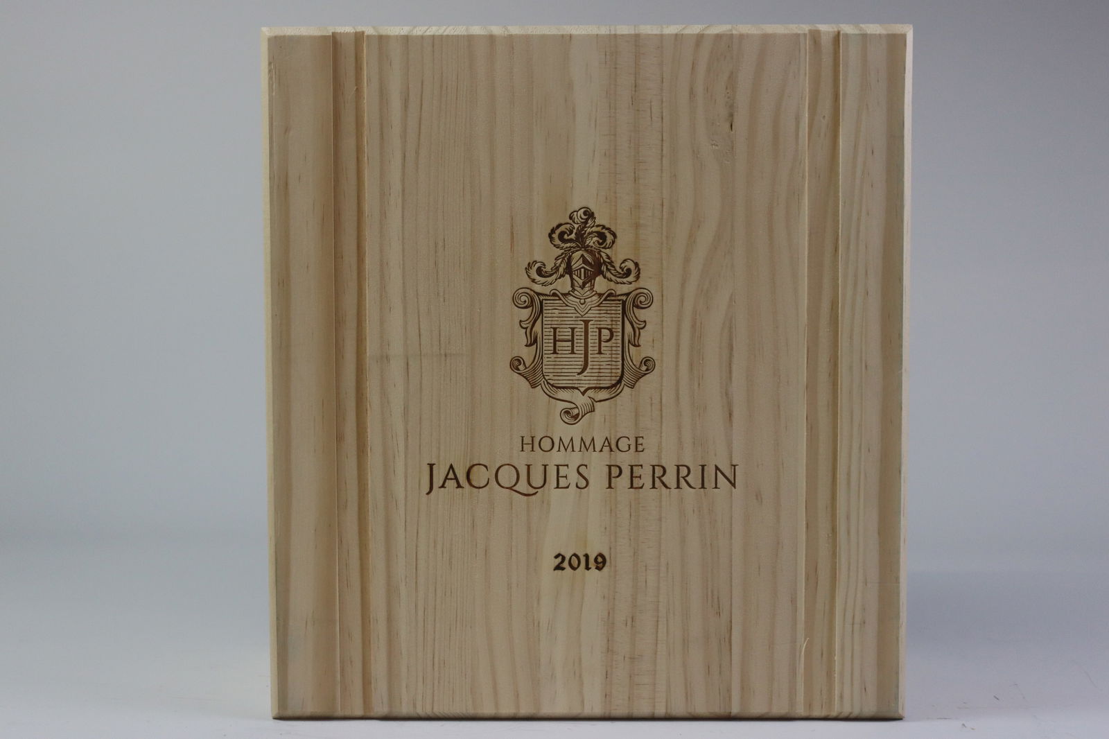 † Châteauneuf-du-Pape 'Hommage à Jacques Perrin' 2019: Châteauneuf-du-Pape 'Hommage à Jacques Perrin' 2019 Château de Beaucastel, Courthézon Excellent level and appearance R 3 bottles Per lot €380 - 480 Size bottles