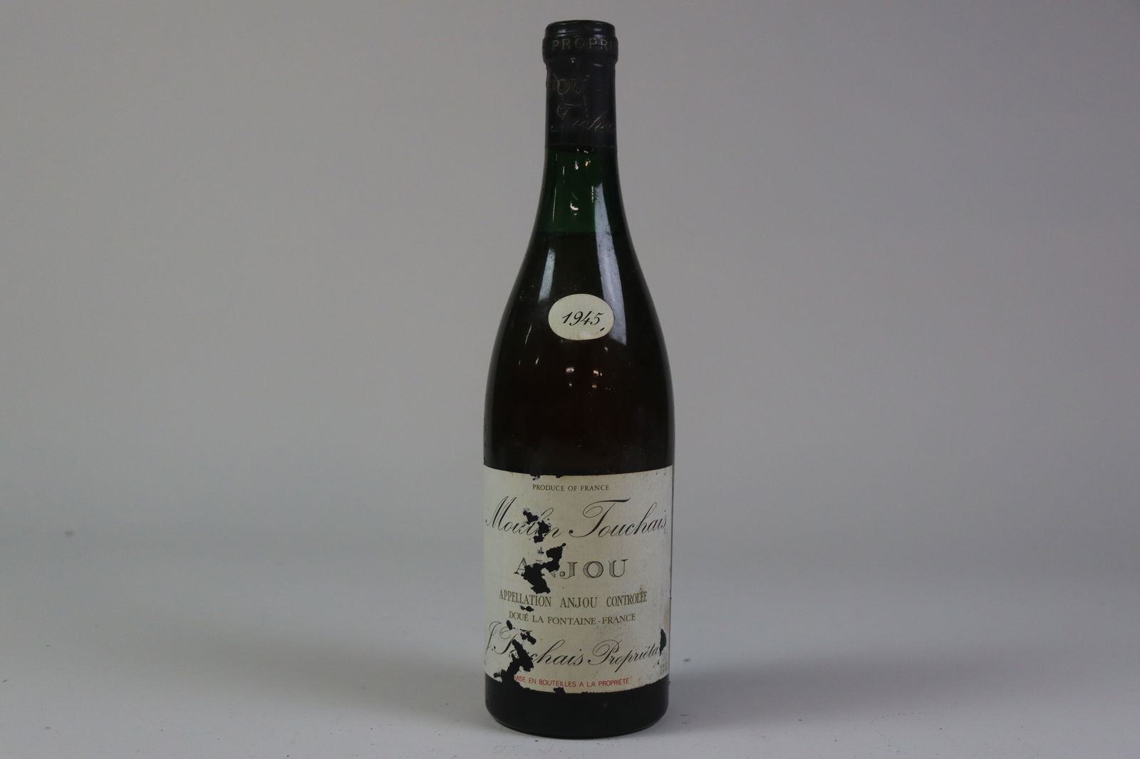 Anjou 'Réserve de Fondateur' 1945: Anjou 'Réserve de Fondateur' 1945 Moulin Touchais, Doué-la-Fontaine U. 4cm BC, LSTL, SCL, LSTLB, LSCLB W 1 bottle Per lot €110 - 160 Size bottle Condition U.