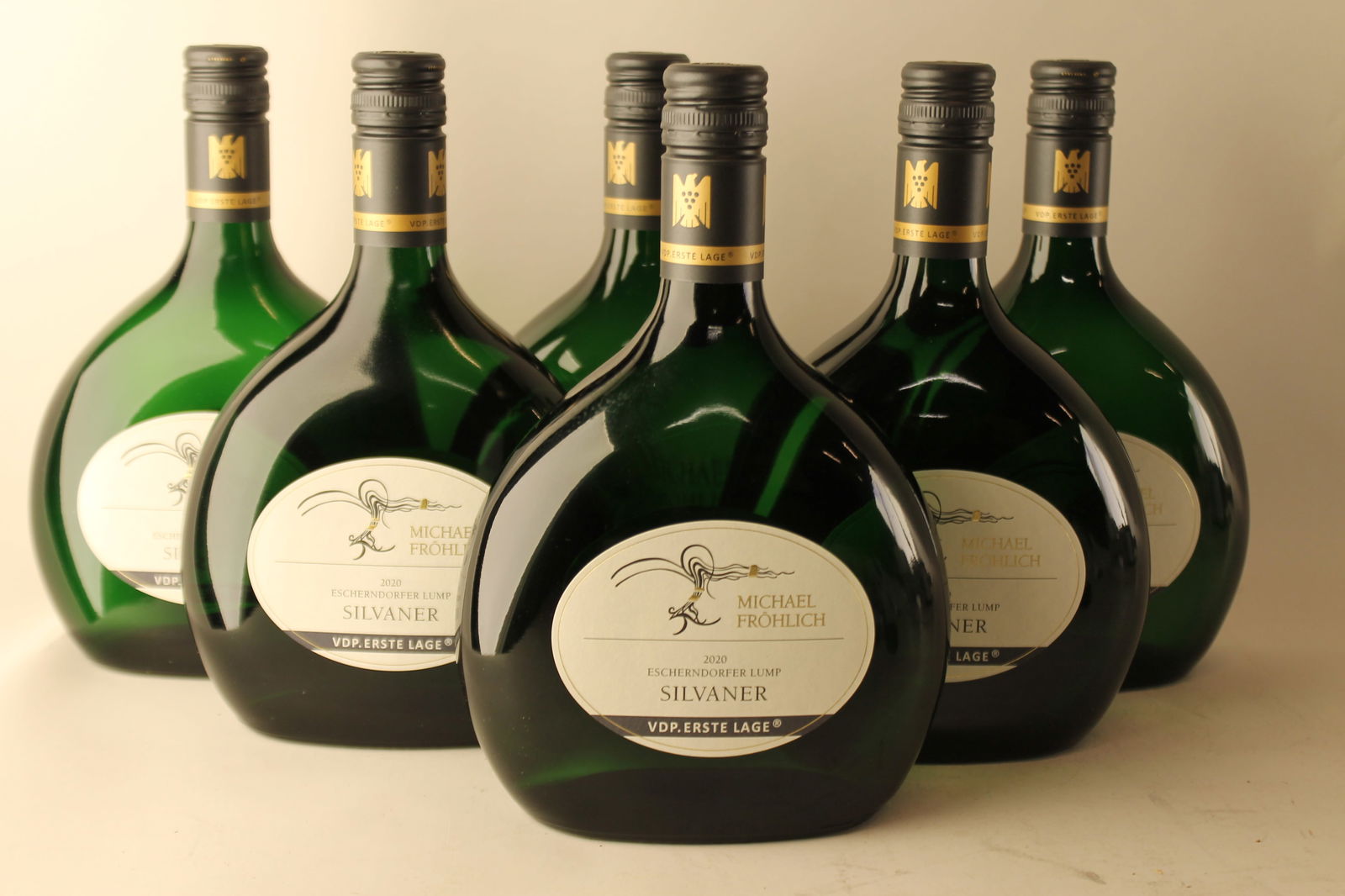 † Escherndorfer Lump Silvaner Trocken 2020: Escherndorfer Lump Silvaner Trocken 2020 Weingut Michael Frohlich, Franken Excellent level and appearance W 18 bottles Per lot €160 - 220SizebottlesConditionExcellent level and