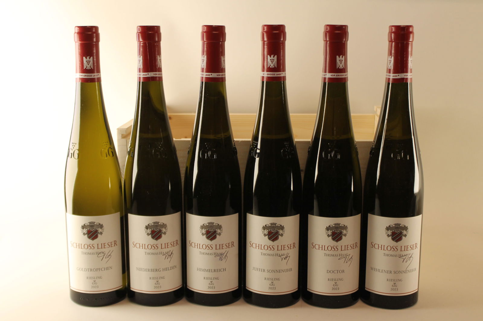 † Schloss Lieser Terroirkiste Grosses Gewachs 2023: Piesporter Goldtropfchen Riesling Grosses Gewachs 2023 Schloss Lieser-Thomas Haag, Mosel Excellent level and appearance W 1 bottle Lieserer Niederberg Helden Riesling Grosses Gewachs 2023 Schloss