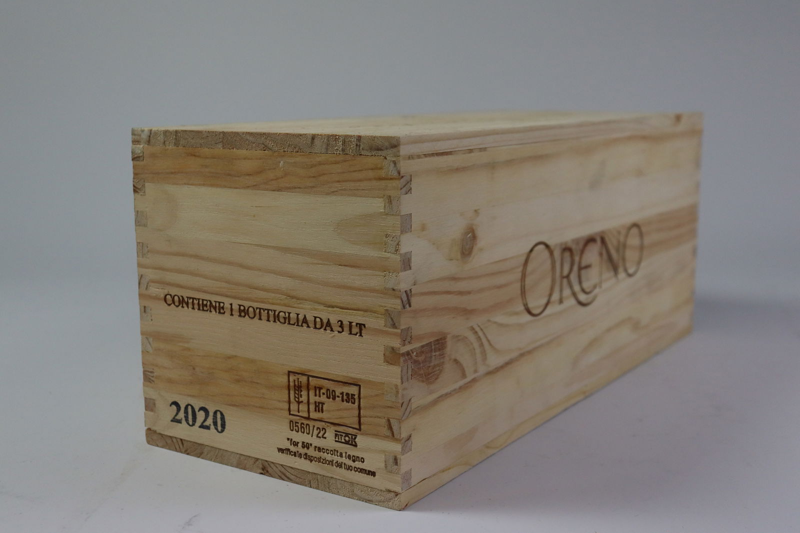 † Toscana IGT 'Oreno' 2020: Toscana IGT 'Oreno' 2020 Tenuta Sette Ponti, Castiglion Fibocci Excellent level and appearance R 1 double magnum - 3ltr Per lot €170 - 250 Size double magnum - 3ltr Condition<