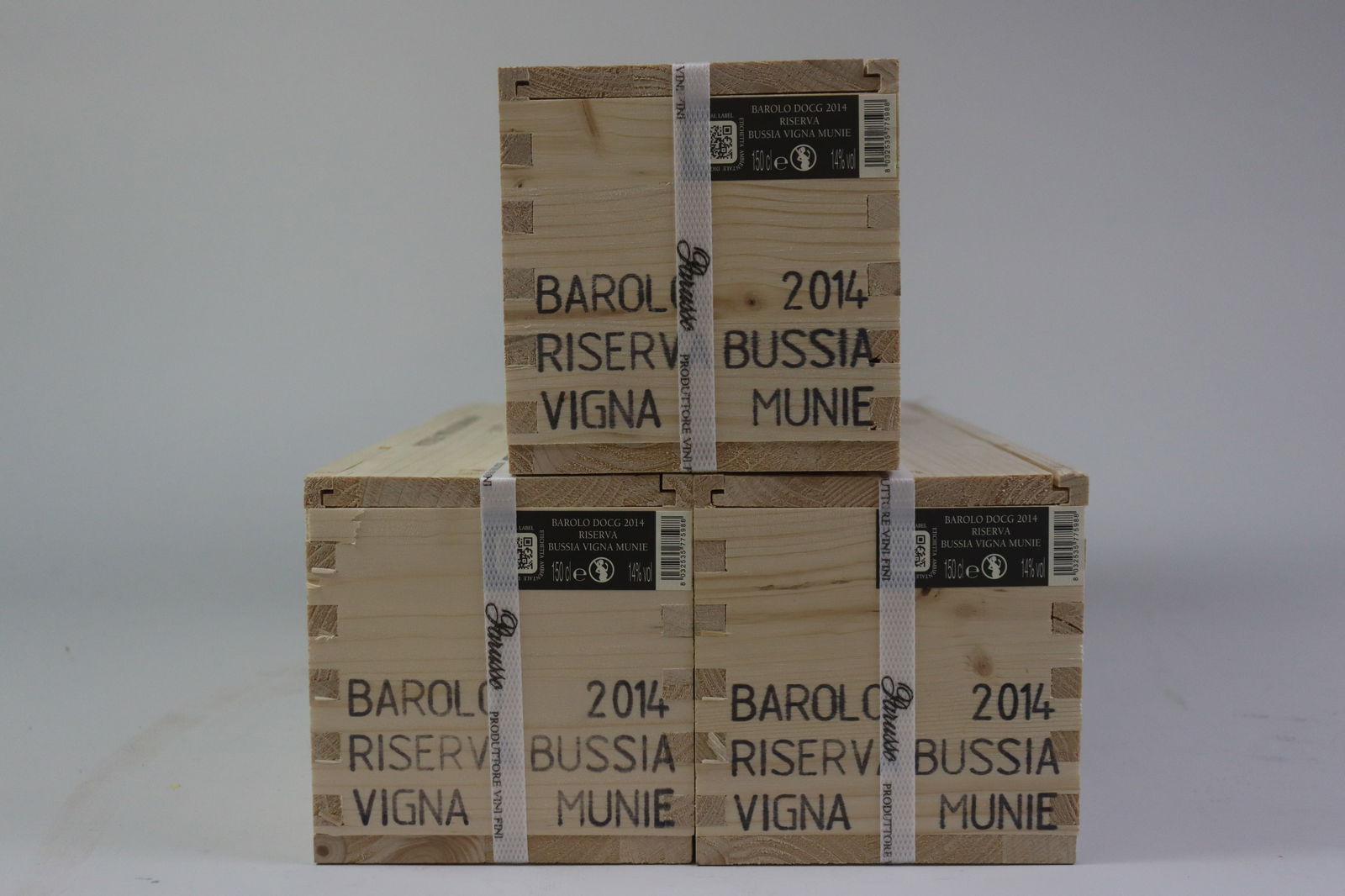 † Barolo Riserva 'Bussia Vigna Munie' 2014: Barolo Riserva 'Bussia Vigna Munie' 2014 Parusso, Monforte d'Alba Excellent level and appearance R 3 magnums - 1.5ltr Per lot €320 - 420Sizemagnums - 1.5ltrConditionExcellent level and