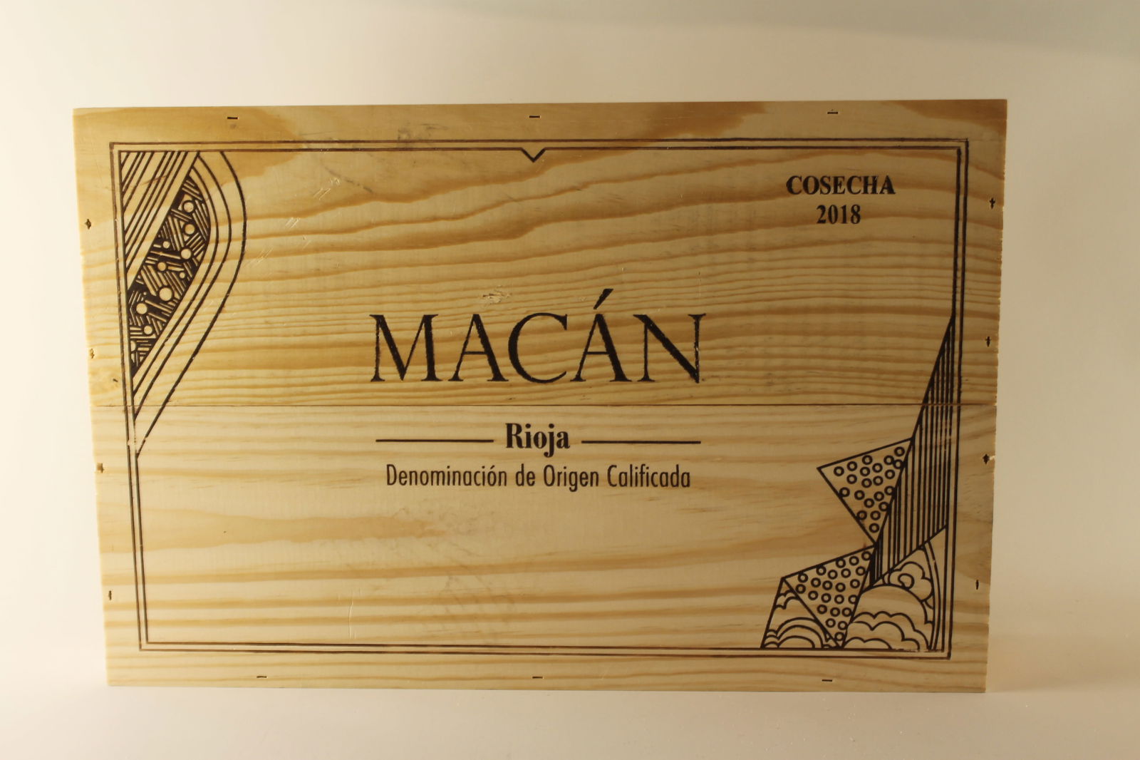 † Rioja 'Macan' 2018: Rioja 'Macan' 2018 Bodegas Benjamin de Rothschild & Vega Sicilia Excellent level and appearance R 6 bottles Per lot €260 - 380 Size bottles Condition Excellent level