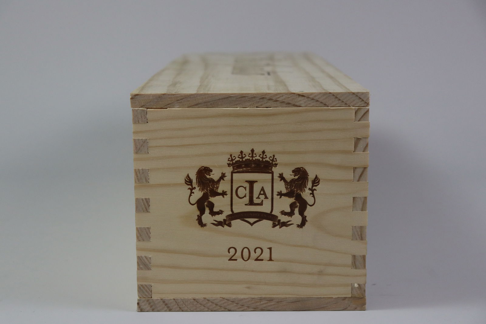 † Clos Apalta 2021: Clos Apalta 2021 Clos Lapostolle, Colchagua Valley Excellent level and appearance R 1 double magnum - 3ltr Per lot €170 - 250 Size double magnum - 3ltr Condition Excel