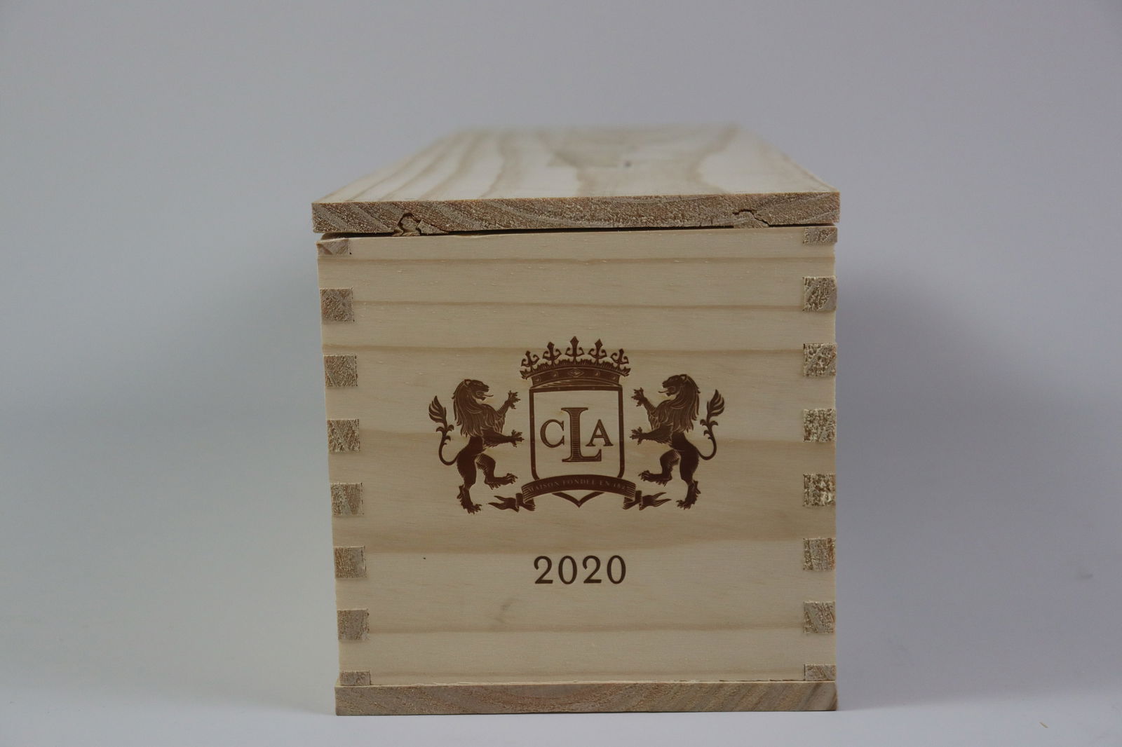 † Clos Apalta 2020: Clos Apalta 2020 Clos Lapostolle, Colchagua Valley Excellent level and appearance R 1 double magnum - 3ltr Per lot €240 - 340Sizedouble magnum - 3ltrConditionExcellent level and
