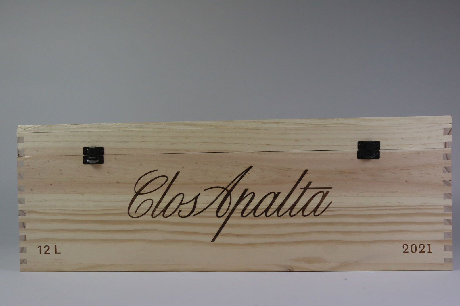† Clos Apalta 2021: Clos Apalta 2021 Clos Lapostolle, Colchagua Valley Excellent level and appearance R 1 balthazar - 12ltr Per lot €800 - 1100Sizebalthazar - 12ltrConditionExcellent level and