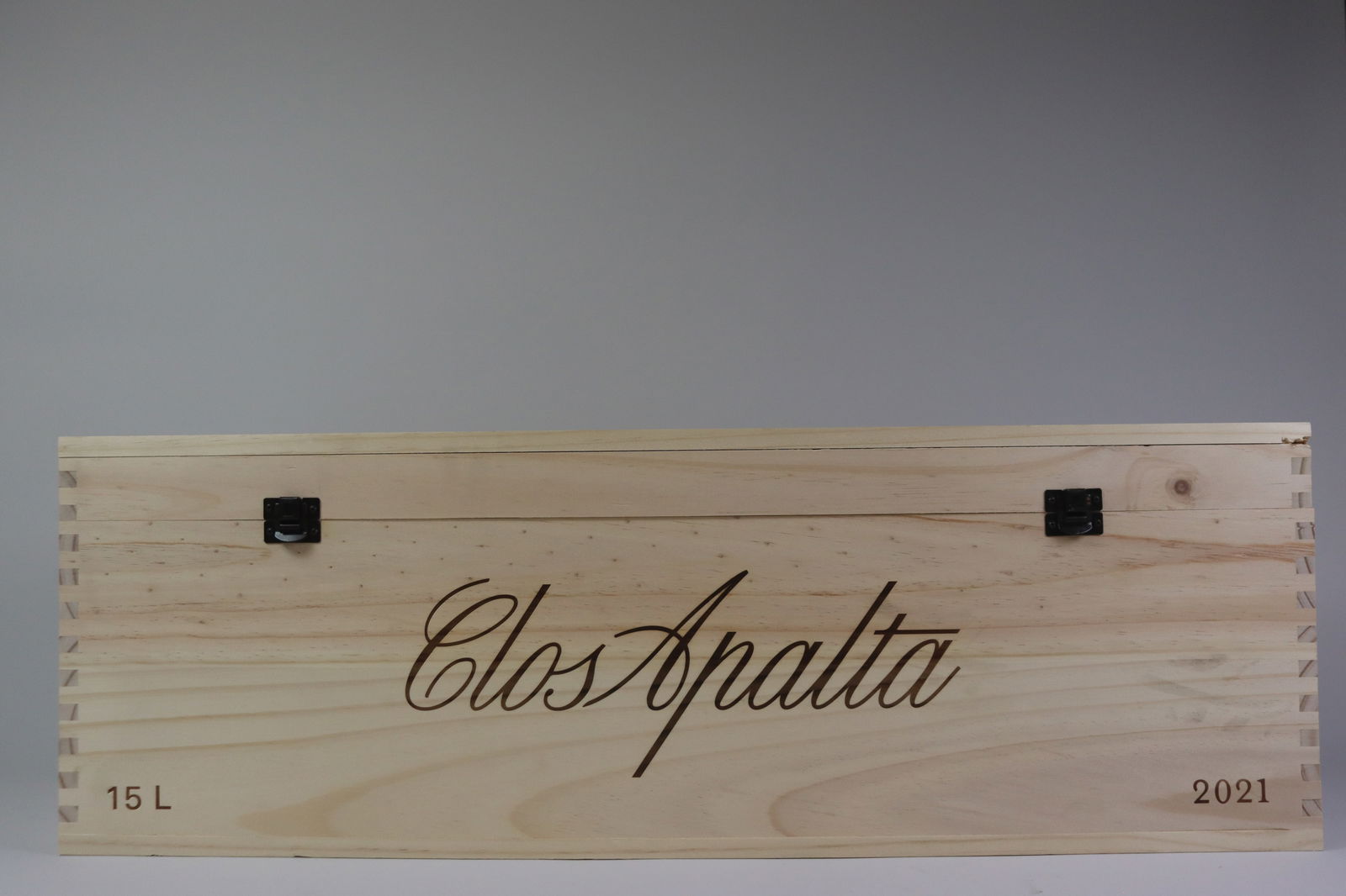 † Clos Apalta 2021: Clos Apalta 2021 Clos Lapostolle, Colchagua Valley Excellent level and appearance R 1 nebuchadnezzar - 15ltr Per lot €950 - 1250Sizenebuchadnezzar - 15ltrConditionExcellent level and