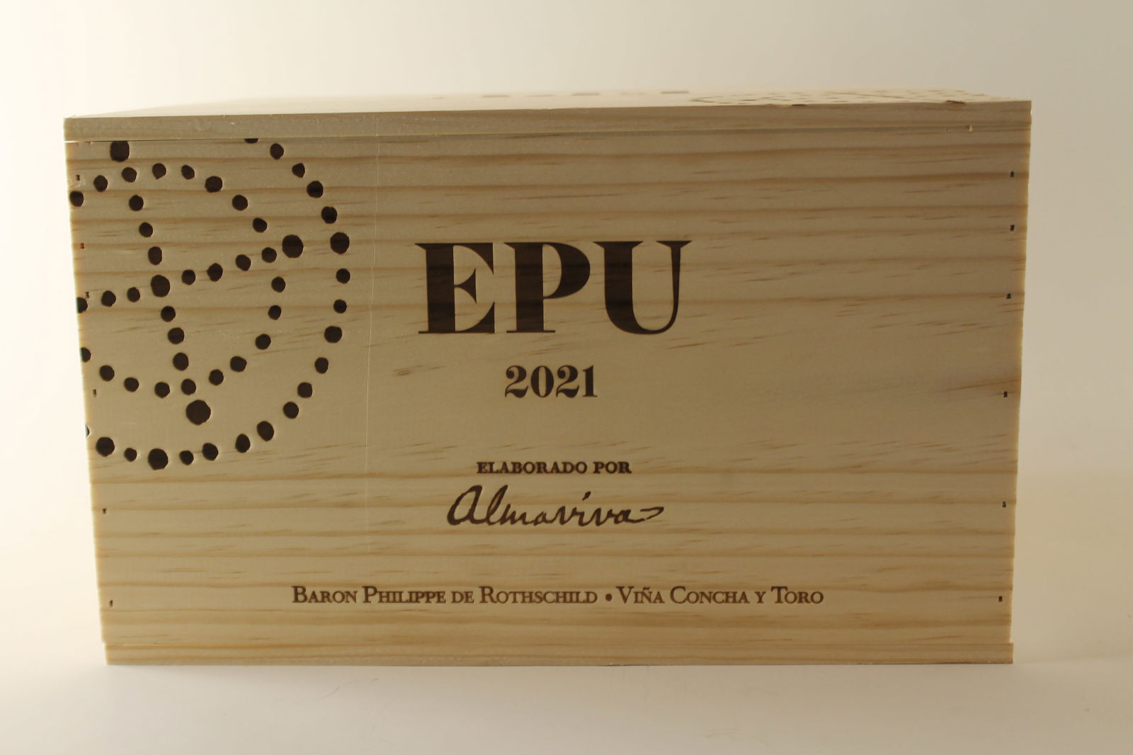 † Viña Almaviva 'EPU' 2021: Viña Almaviva 'EPU' 2021 Puente Alto, 2nd wine Almaviva Excellent level and appearance R 6 bottles Per lot €180 - 300SizebottlesConditionExcellent level and appearanceProvenance† -