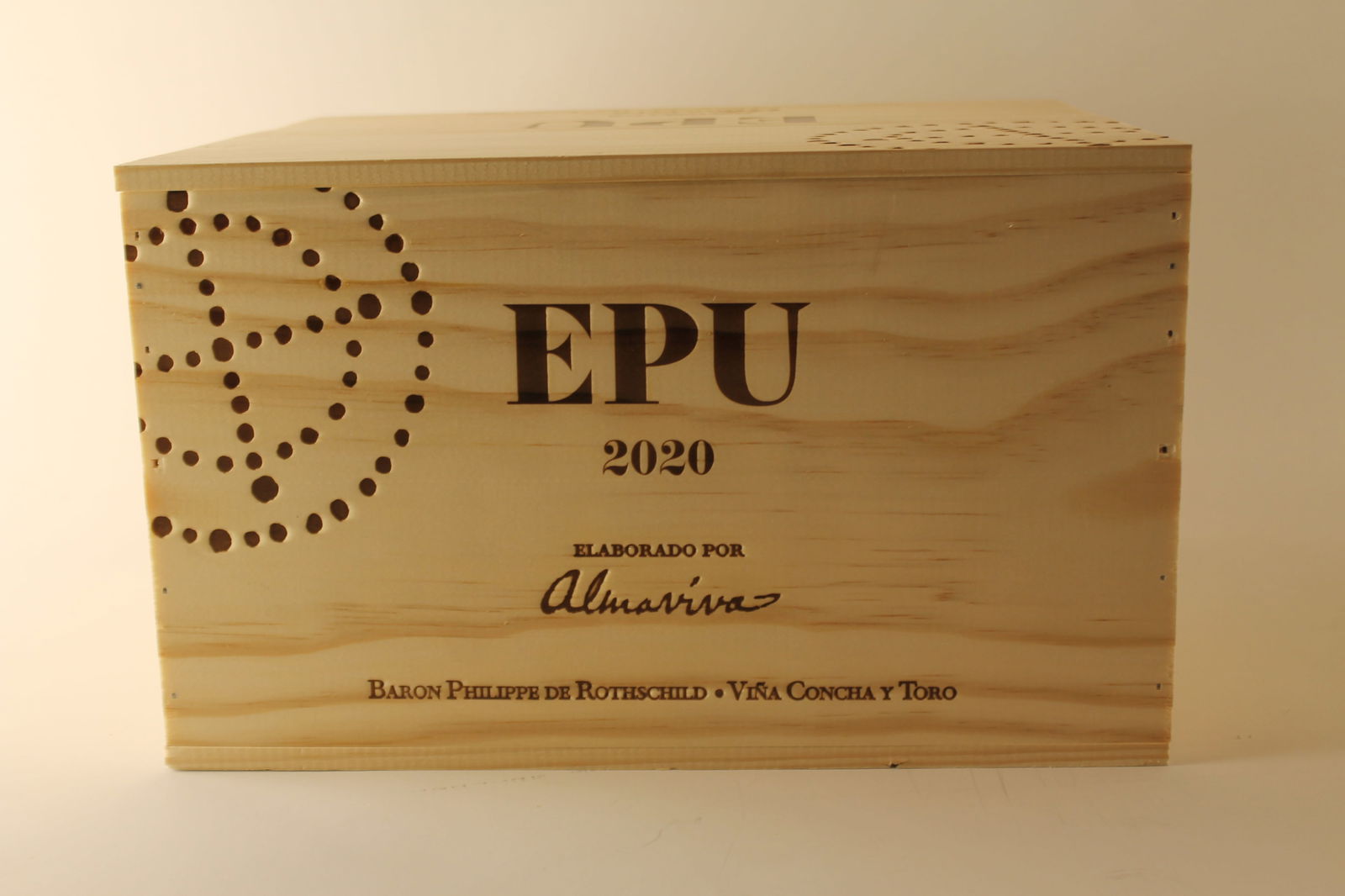 † Viña Almaviva 'EPU' 2020: Viña Almaviva 'EPU' 2020 Puente Alto, 2nd wine Almaviva Excellent level and appearance R 6 bottles Per lot €180 - 300SizebottlesConditionExcellent level and appearanceProvenance† -