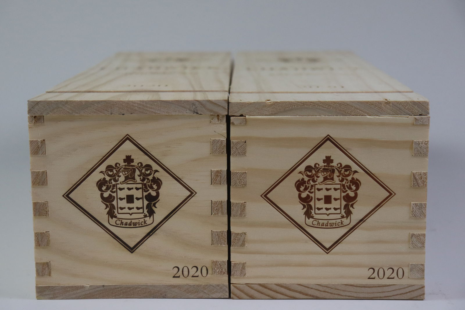 † Viñedo Chadwick 2020: Viñedo Chadwick 2020 Viñedos Familia Chadwick, Maipo Valley Excellent level and appearance R 2 magnums - 1.5ltr Per lot €420 - 550Sizemagnums - 1.5ltrConditionExcellent level and