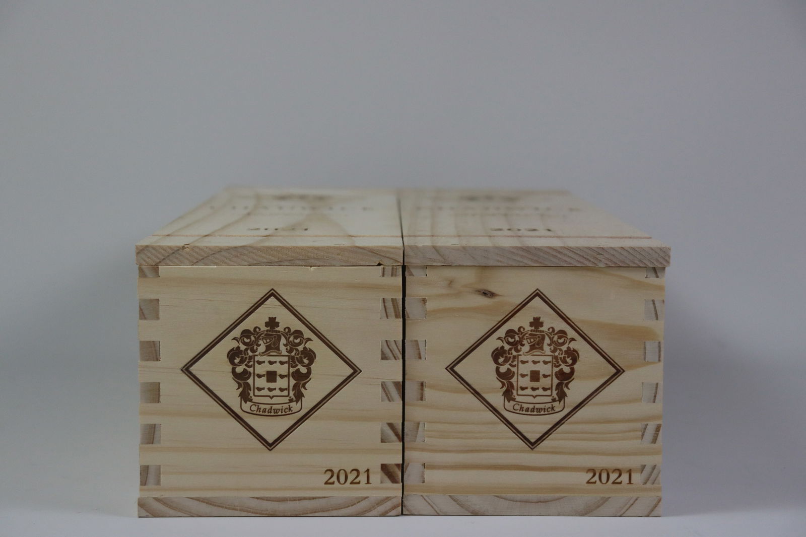 † Viñedo Chadwick 2021: Viñedo Chadwick 2021 Viñedos Familia Chadwick, Maipo Valley Excellent level and appearance R 2 magnums - 1.5ltr Per lot €420 - 550 Size magnums - 1.5ltr Condition