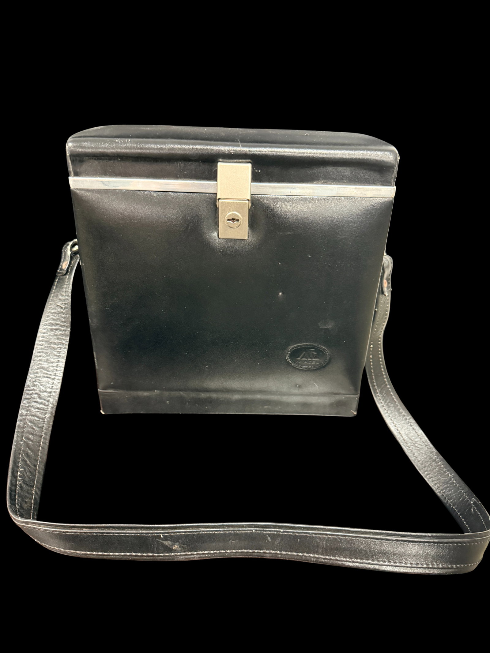 Vintage Portable Travel Bar Set: A vintage portable travel bar set measuring 9x3x3.5 inches and weighing 20.5 pounds. Vintage travel bar sets are increasingly collectible among barware and travel antique enthusiasts.
