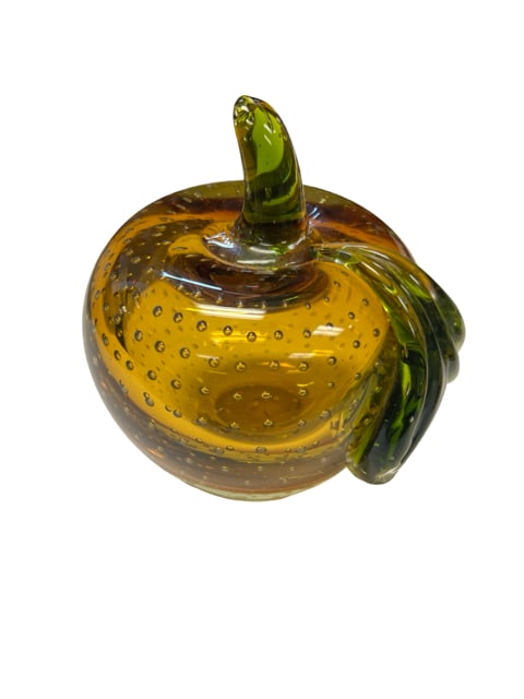 Murano style Art Glass Apple Bullicante Figurine Controlled Bubbles Applied Leaf Stem Amber: This stunning Murano-style art glass apple figurine features a rich amber body adorned with elegant controlled bullicante bubbles, beautifully finished with an applied vibrant green leaf and stem.