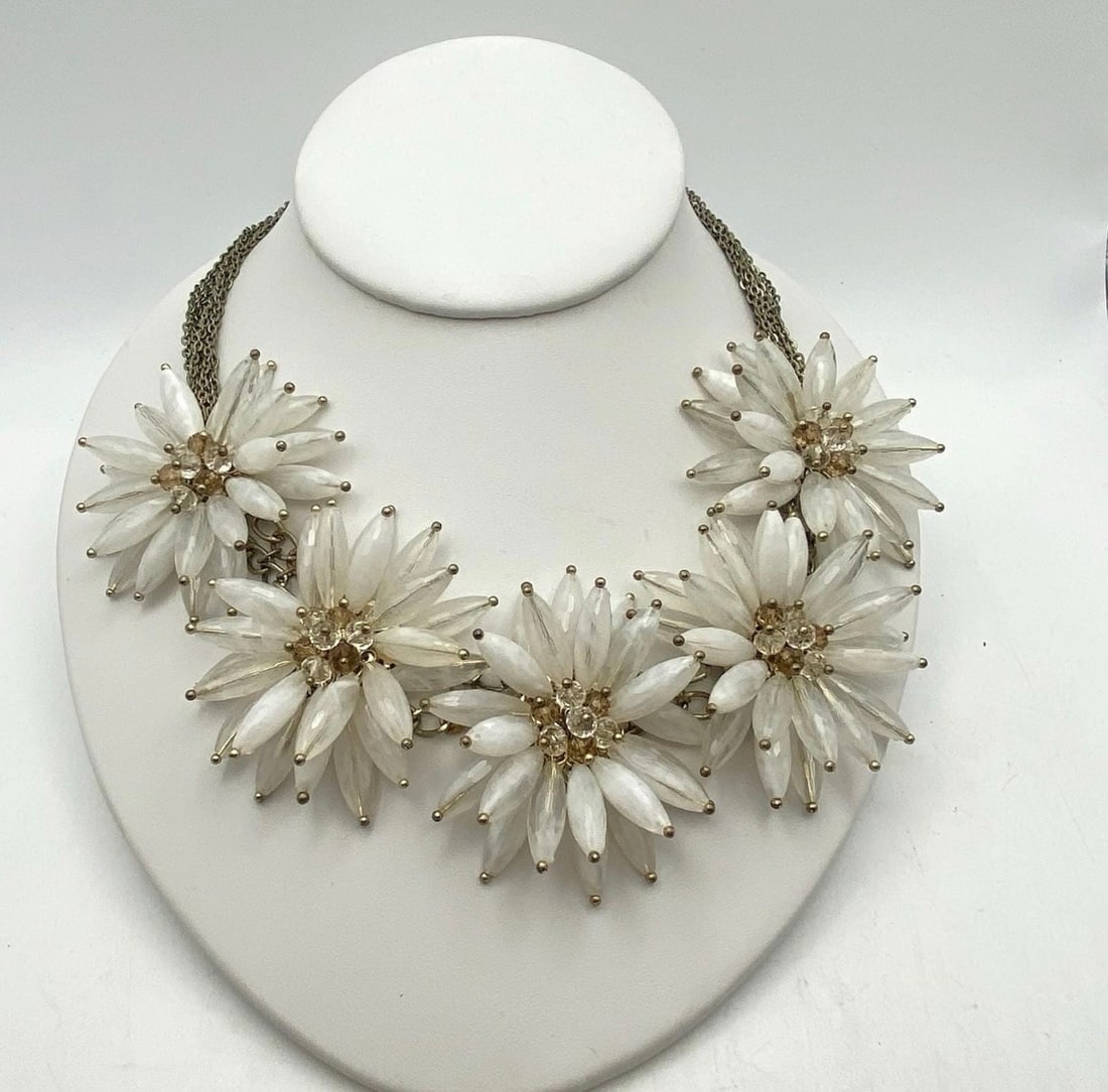 Necklace Statement Designer Aster Burst Ted Baker Flowers Daisy Multi-chain: This stunning Ted Baker "Aster Burst" statement necklace is a masterclass in modern, romantic jewelry design. Blending whimsical floral charms with contemporary edge, this eye-catching multi-chain pie