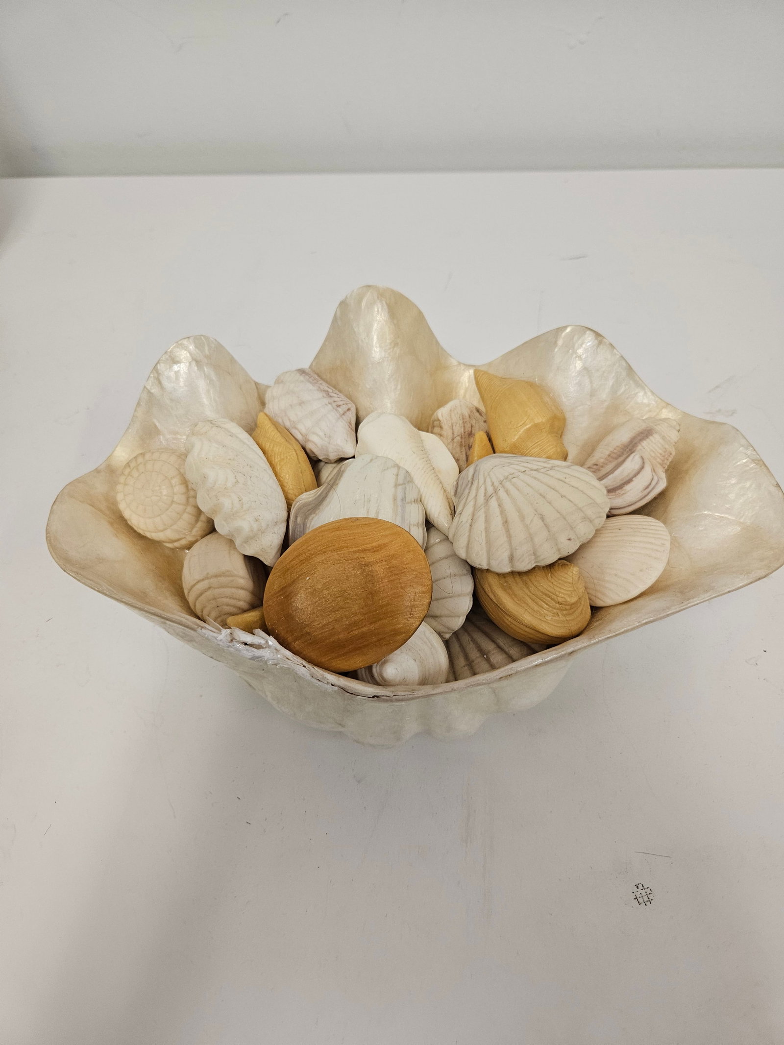Seashell Shaped Soap Set in Clam Fuax: A charming coastal-themed bath set, perfect for a guest bathroom or as a gift. This lot features a large decorative soap dish, crafted from resin in the form of a giant clam shell with a shimmering,