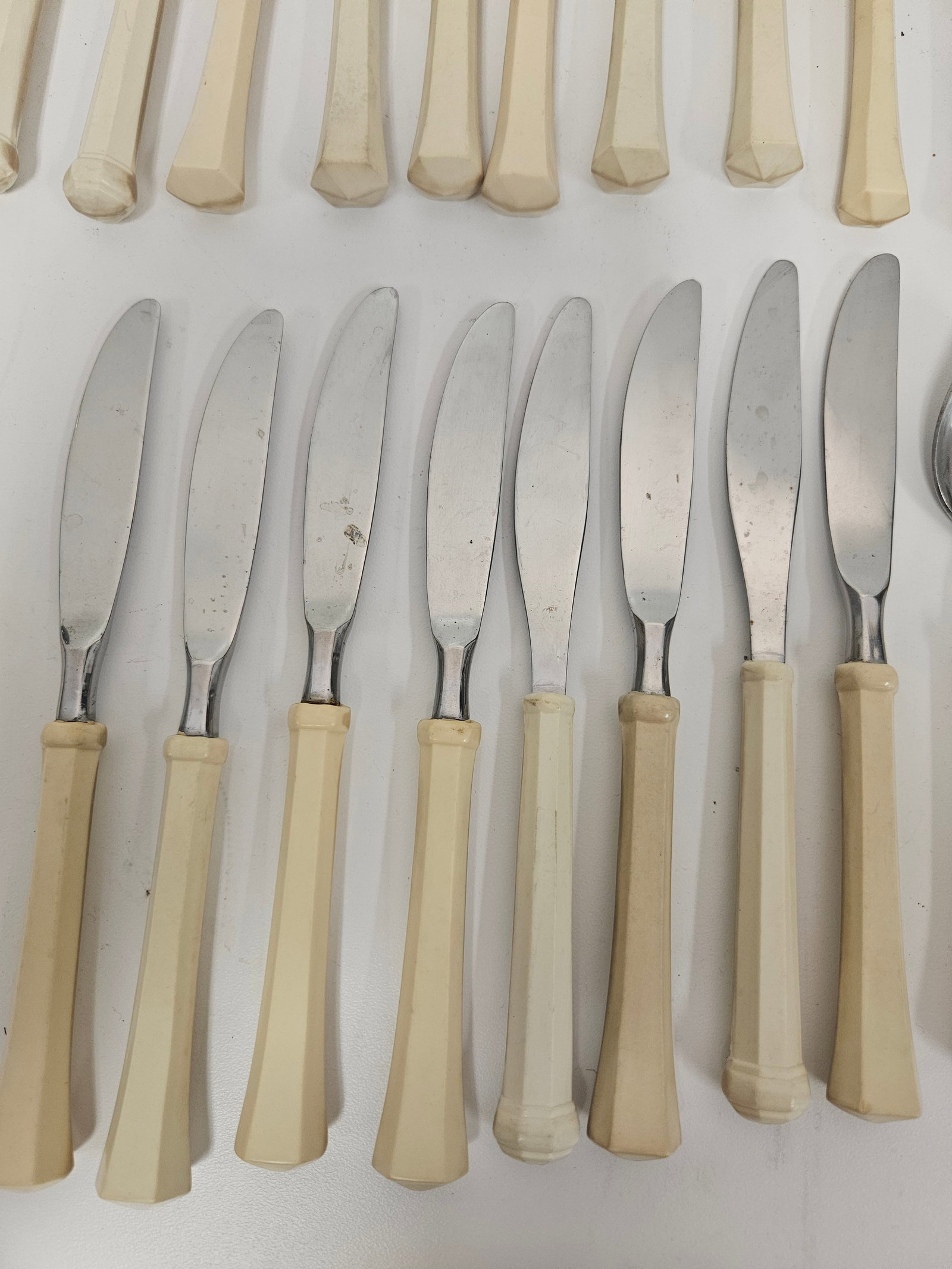 28pc Bakelite Style Handle Flatware Set - 2