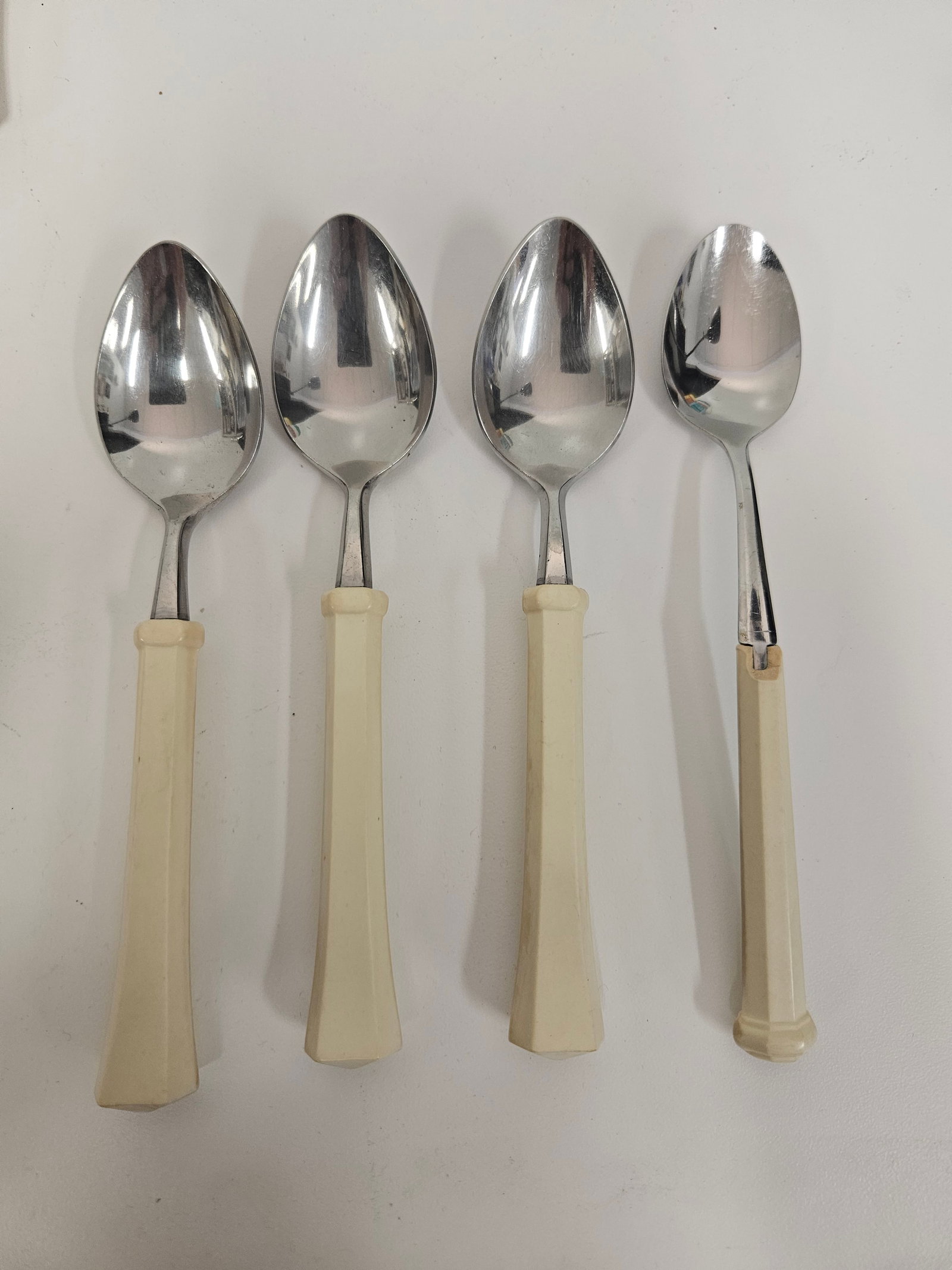 28pc Bakelite Style Handle Flatware Set - 3