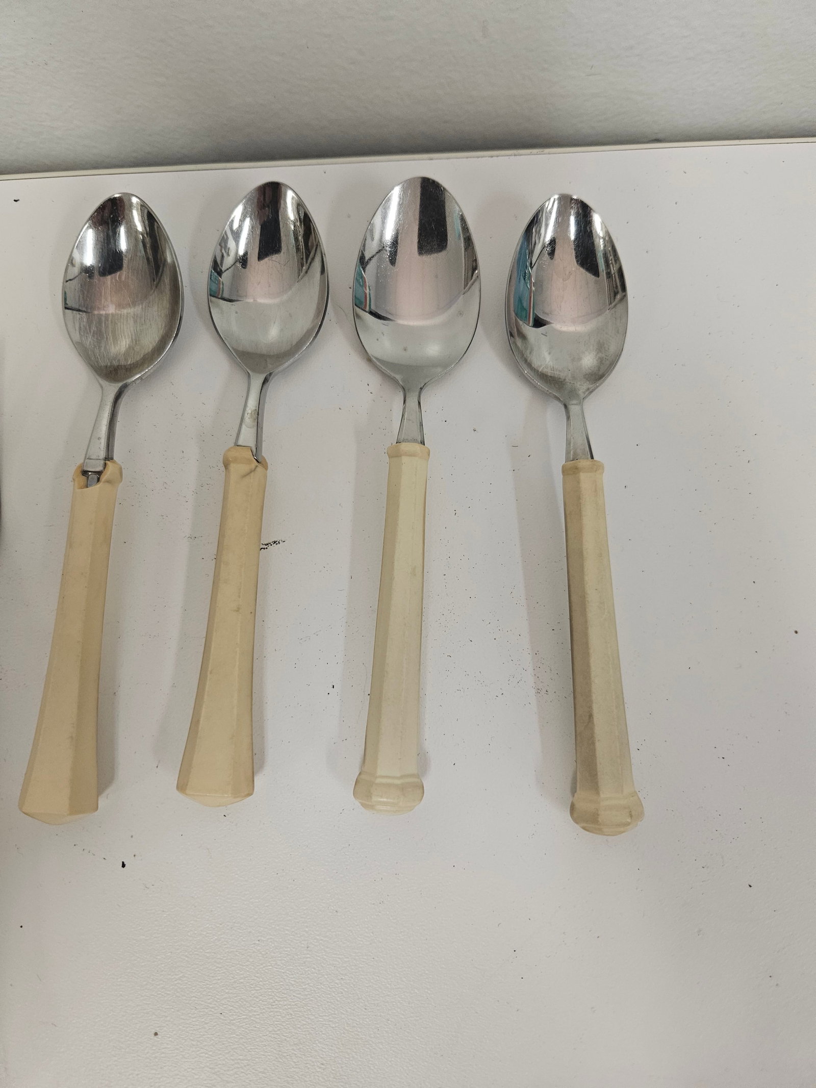 28pc Bakelite Style Handle Flatware Set - 4