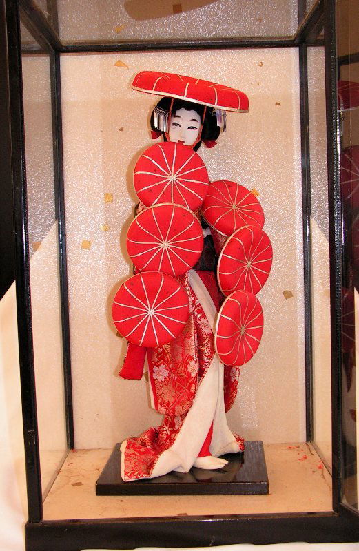 131 Japanese Geisha Girl Figurine Doll Display Case