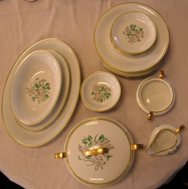 VINTAGE JAPANESE NORITAKE PORCELAIN CHINA SET: Vintage Noritake China Set, 25 Pieces. Made in Japan.