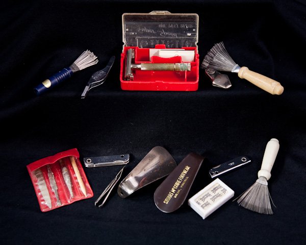 Lot of Vintage Grooming Accessories: Small lot of vintage grooming accessories