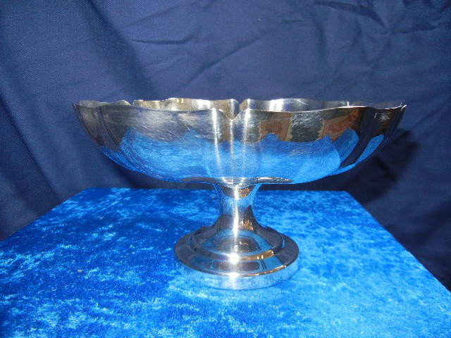 Oneida USA Silver plated Fluted Candy Dish : Oneida Silver Plated Fluted Candy Dish with Pedestal Made in USA Stamped Oneida, USA diameter 8.25 inches
