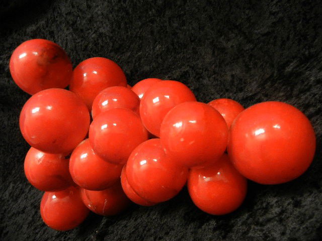Vintage Genuine Alabaster Red Wine Grapes: A classic and genuinely beautiful piece of Alabaster made in the shape of wine grapes. Made by Alabastro Genuino.