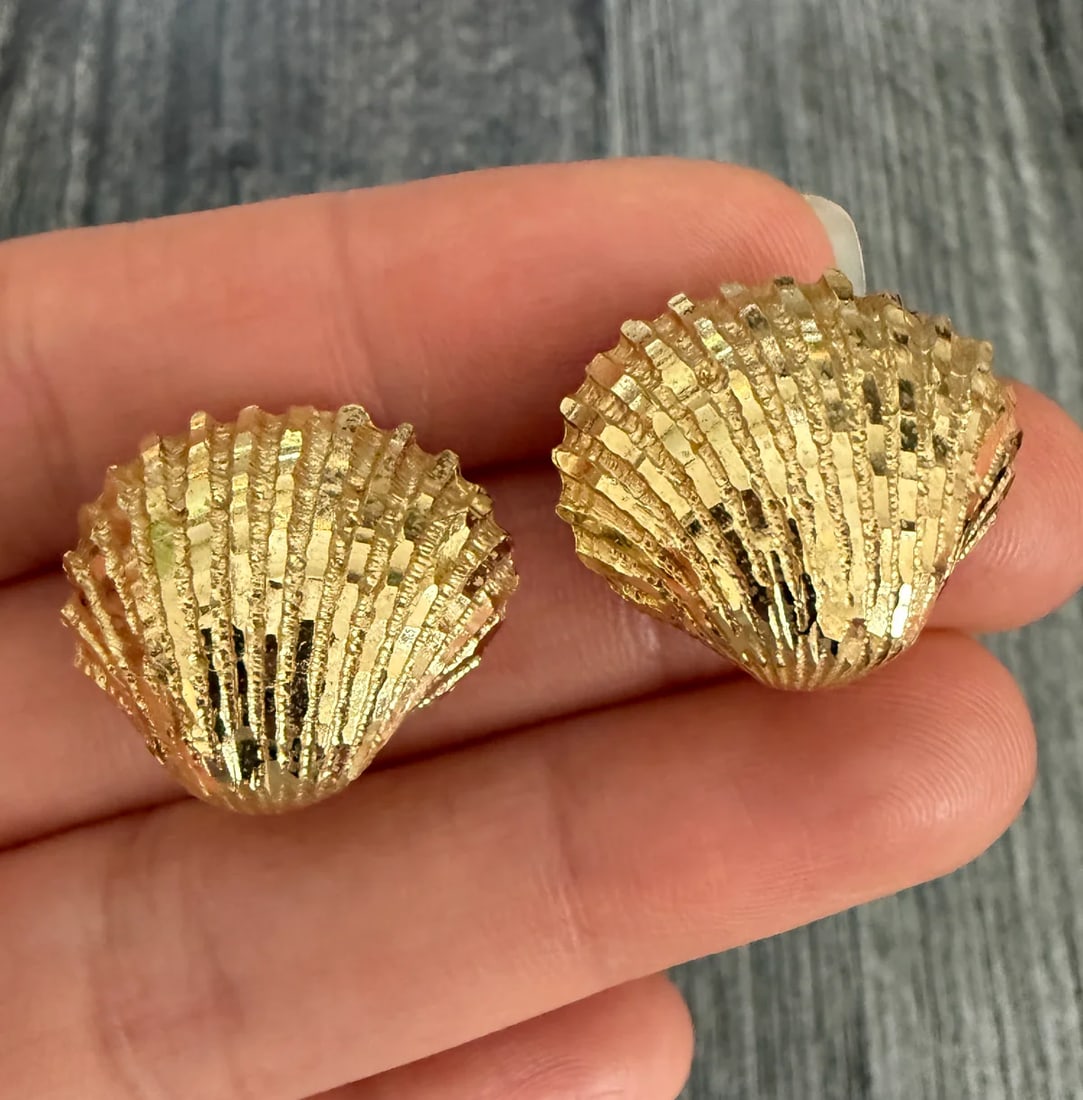 Large Vintage 14K Gold Seashell Clip Earrings: Metal: 14K Yellow Gold Weight: 8.7 gramsMeasurements: 0.75 inches long by 0.95 inches Markings: "14K"