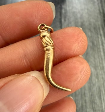 Vintage 14K Gold Horn Charm: A substantial vintage Italian "Cornetto" or horn charm in 14K yellow gold with a polished, twisted texture.