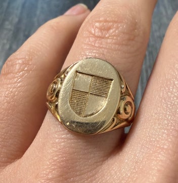 Vintage 14K Gold Shield Signet Ring: A classic 14K gold signet ring with a blank shield face, ready for custom engraving.