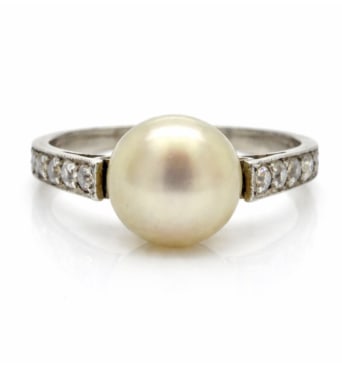 Art Deco Platinum Natural Pearl & Diamond Ring: A classic Art Deco period piece featuring a central natural pearl set in a detailed platinum mounting with diamond accents.