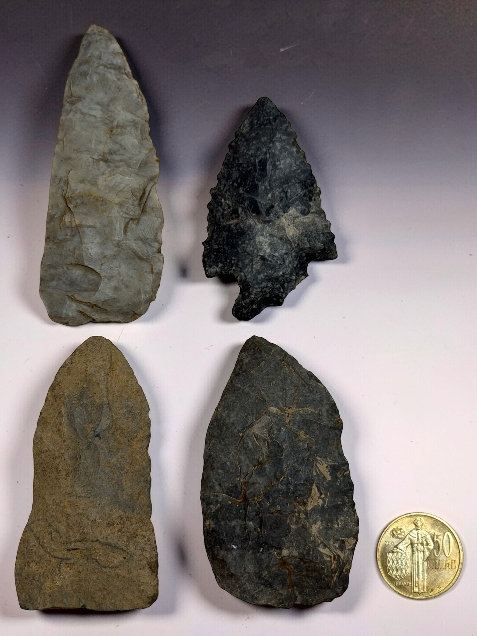 Antique Collection of Stone Arrowheads (4 pcs): Group of four flint arrowheads in varying sizes and materials.