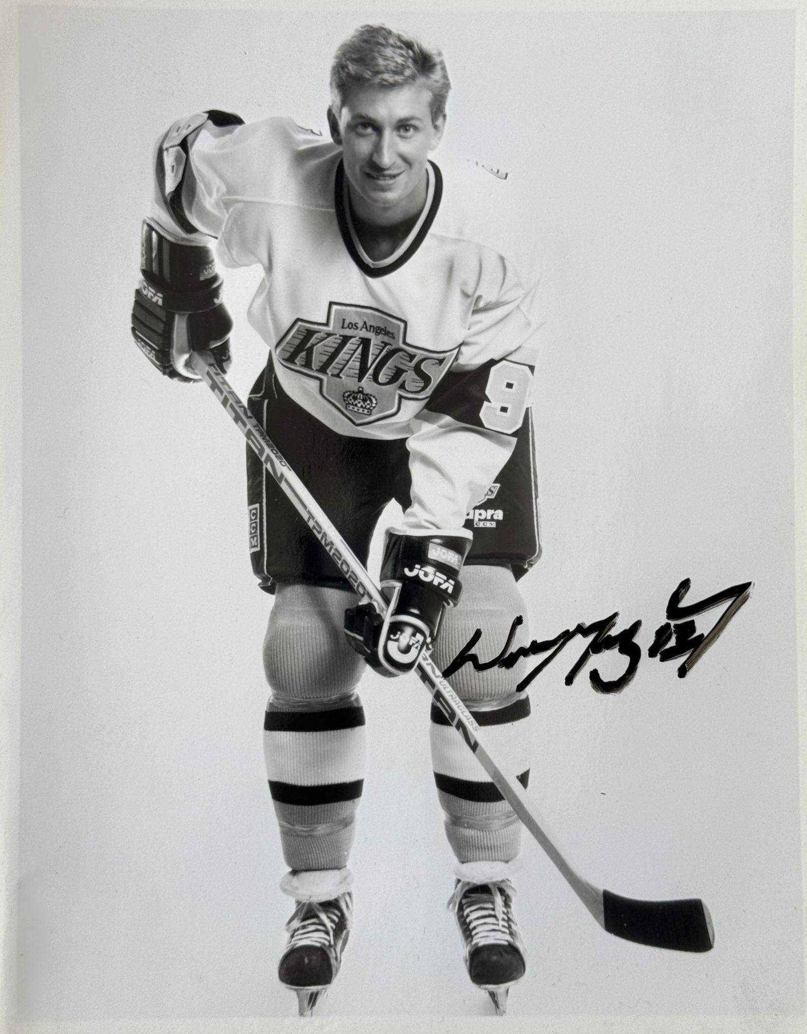 Wayne Gretzky Autographed Photo: Wayne Gretzky Autographed 8" x 10"