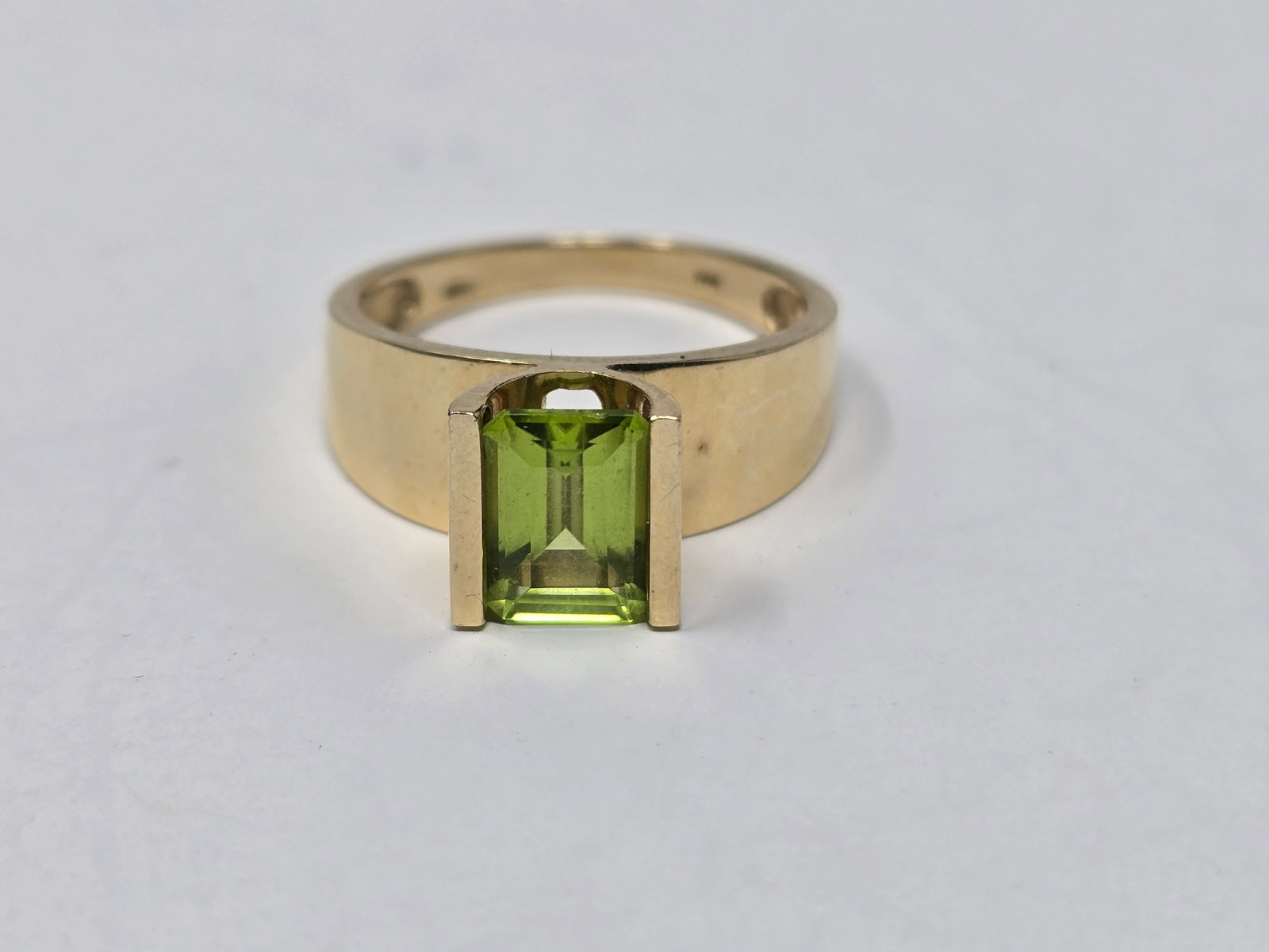 10K Gold Ring: 10K Gold Ring with Emerald Cut Peridot Stone In Modernist Design Size 7 3.66g