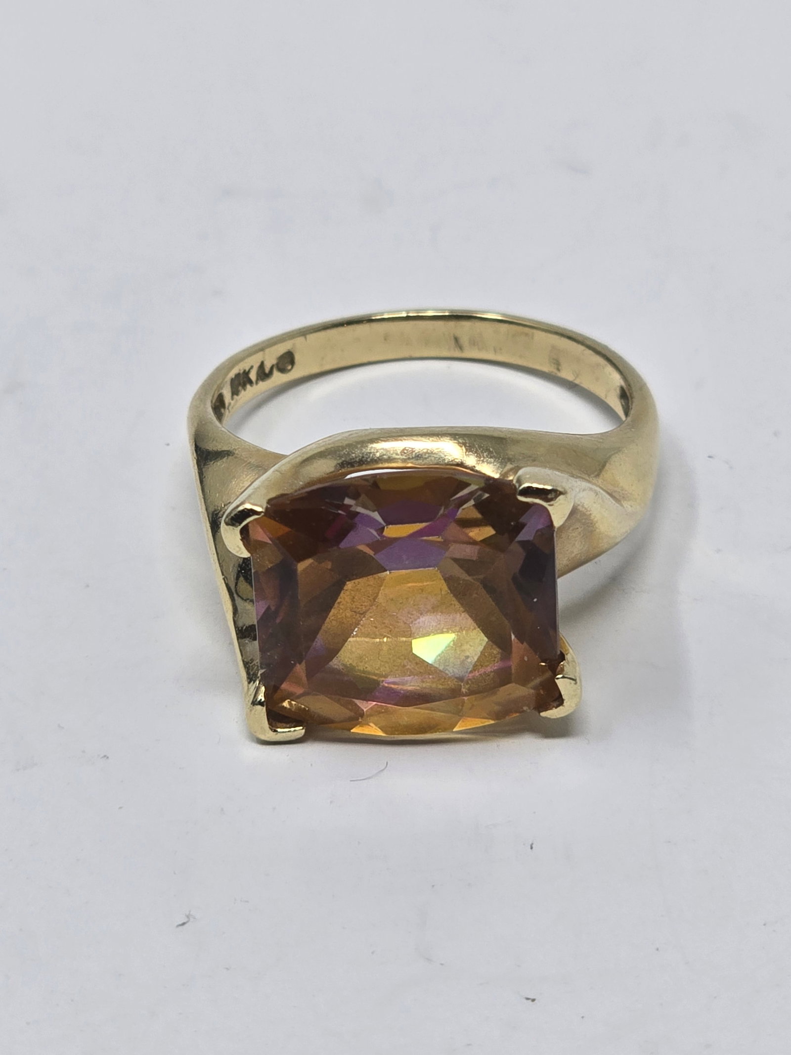 10K Gold and Topaz Ring: 10K Gold Twilight Fire Topaz Ring Modernist Setting With Sweeping Shoulder That Curves Up To The Stone Size 7 4.48 Maker's Mark: Unsure
